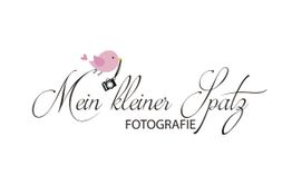 Ein rosa Vogel mit Kamera über Schriftzug "Mein kleiner Spatz Fotografie".