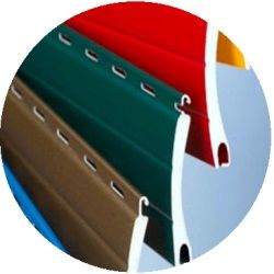 Paneles de varios colores apilados en formato circular, incluyendo rojo, verde, y marrón.