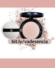 Polvos compactos abiertos con aplicador y fondo rosa salpicado. Enlace: bit.ly/vadesencia