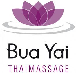 Lila Lotusblume mit Text "Bua Yai Thaimassage" darunter.
