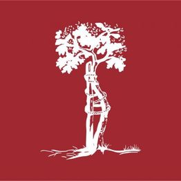 Weiße Baumzeichnung auf rotem Hintergrund, der von Seilen gestützt wird.