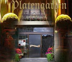 Eingang zu einem Gebäude mit Pflanzen und der Schrift "Platengarten" darüber.