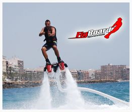 Hombre en flyboard sobre el agua, edificios al fondo, logo de FlyBoard Torrevieja arriba.