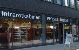 Gebäudeansicht mit Werbung für Infrarotkabinen bei Physio Therm.