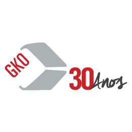 Logotipo com "GKO" e "30 Anos" em vermelho e cinza.