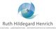 Logo mit blau-grünem Design und Text: Ruth Hildegard Henrich - Coaching und Lebensberatung.