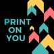"Tekst 'PRINT ON YOU' met kleurrijke pijlen op een zwarte achtergrond."