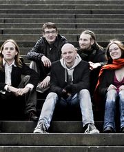 Jeder Song eine kleine Welt – monophil. malen Bilder aus Klang, die man betrachten und in die man eintreten kann. Ihre Musik wird von dem Kontrast filigraner Motive und klar gesetzter Strukturen geprägt; sie verbindet eingängige Popmusik mit melancholisch