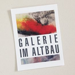 Poster mit abstrakter Kunst und Text "Galerie im Altbau" in Großbuchstaben.