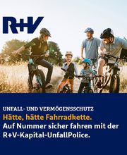 Familie fährt auf Fahrrädern durch ein Feld. Text: "Hätte, hätte Fahrradkette." R+V-Logo oben.