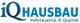 Logo von iQ Hausbau mit Slogan "Individualität & Qualität" in Blau.