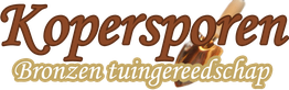 Koperen logo met tekst: "Kopersporen, bronzen tuingereedschap."