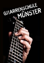 Nahaufnahme einer Hand, die eine Gitarre greift, mit dem Text "Gitarrenschule Münster".
