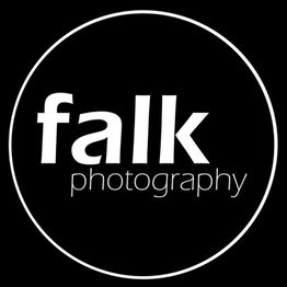 Schwarz-weißes Logo mit der Aufschrift "falk photography" in einem Kreis.