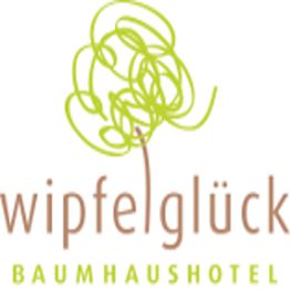 Logo des Wipfelglück Baumhaushotels mit stilisiertem Baum in Grün.