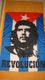 Flagge mit Porträt von Che Guevara, kubanischen Farben und dem Wort "Revolución".