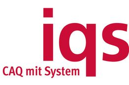 Logo mit rotem Text: "iqs" und darunter "CAQ mit System".