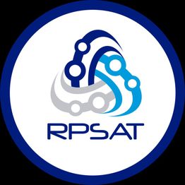 Logotipo de RPSAT con diseño abstracto en azul y blanco, rodeado de un círculo azul.