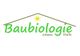Logo mit "Baubiologie Johann Stalla", grüner Schrift, Hausdach und gelber Sonne.