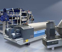 Equipamentos industriais de separação e filtragem em um ambiente de fábrica.