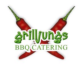 Zwei gekreuzte Chilis mit dem Text "Grilljungs BBQ Catering" in grüner Schrift.