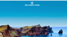 Klippen am Meer mit klarem Himmel; Text: "Das Coach Team" oben in der Mitte.