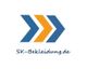 Logo mit drei Pfeilen, zwei blau und einer orange, darunter der Text "SK-Bekleidung.de".