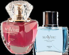 Zwei Parfümflaschen, eine rosa und eine blaue, mit der Aufschrift "MaYbe" von Lauretta Larix.