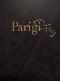 Texto dourado "Parigi" com contorno da Itália em fundo preto.