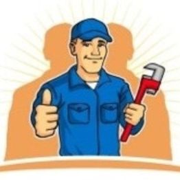 Homme en bleu avec une clé à molette, pouce levé, fond ensoleillé.