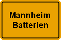 Straßenschild mit der Aufschrift "Mannheim Batterien" in schwarzem Text auf gelbem Hintergrund.