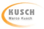 Logo mit grauem Text "KUSCH" und "Marco Kusch", umrahmt von einem orangefarbenen Bogen.