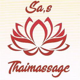 Lotusblume mit Text "Sa's Thaimassage" in roter Schrift auf weißem Hintergrund.