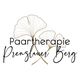 Logo mit dem Text "Paartherapie Prenzlauer Berg", verziert mit zwei stilisierten Blättern.