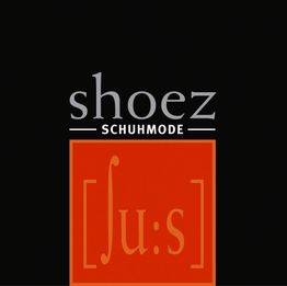 "Logo mit Text 'shoez SCHUHMODE' oben, rotes Quadrat mit '[ʃuːs]' darunter auf schwarzem Hintergrund."