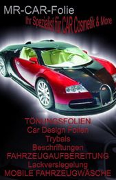 Roter und schwarzer Sportwagen mit Werbung für Autopflege und -folien von MR-CAR-Folie.