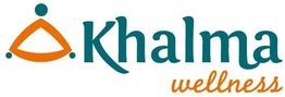 Logotipo de Khalma Wellness, con texto en azul y naranja y un símbolo triangular abstracto.