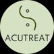 Rond logo met tekst "ACUTREAT" op groene achtergrond en abstracte lijnen en stippen erboven.