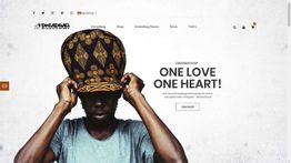 Person mit gemustertem Hut, Text: "One Love One Heart", Dreadbag Shop-Website im Hintergrund.