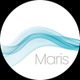 Abstrakte blaue Wellen auf weißem Hintergrund mit dem Wort "Maris" rechts unten.