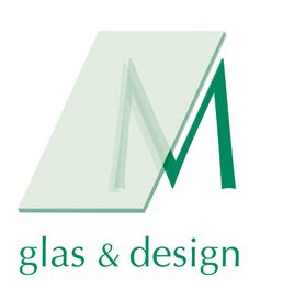 Logo mit grünem Buchstaben "M" und Text "glas & design" auf hellem Hintergrund.