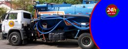 Caminhão pipa azul com mangueiras, ao lado de círculo com "24h por dia!" em vermelho e verde.