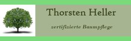 Abzeichen mit Baum, Text: "Thorsten Heller, zertifizierte Baumpflege", grüner Hintergrund.