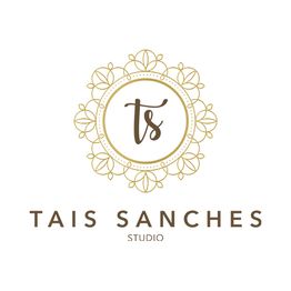 Logotipo: iniciais "ts" em dourado com ornamento floral, texto "Tais Sanches Studio".