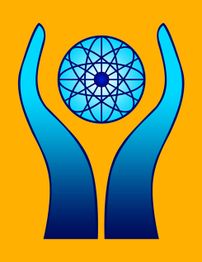 Zwei blaue Hände halten eine blaue, geometrische Kugel auf gelbem Hintergrund.