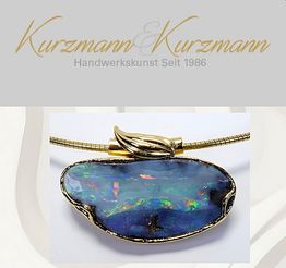 Opalanhänger mit goldgefasstem Stein, breites Band, von Kurzmann & Kurzmann, Handwerkskunst.
