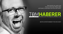 Lachender Mann mit Brille, Werbetext für Moderator Tom Haberer, schwarzer Hintergrund.