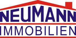 Logo mit dem Text "Neumann Immobilien" in blauer Schrift unter einem roten Dachsymbol.