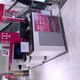 Ein kleiner Verkaufsstand mit Telekom-Werbung in einem Einkaufszentrum.