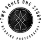 Logo mit Text "Two Souls One Story, Wedding Photography" und dekorativem Kreis in der Mitte.